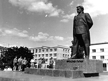 Image:Пам'ятник-Ярославу-Галану-1.jpg