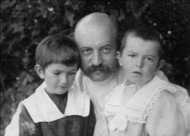 Зображення:Ревуцькі-Олександра-Дмитро-Валеріан-1908.jpg