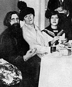 Изображение:Распутины-Григорий-Прасковья-Матрёна-1914.jpg