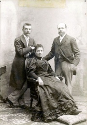 François Alexandre Lanier et son épouse Victoire (née Petit) avec leur fils Georges. Noces d'argent (avril 1893)