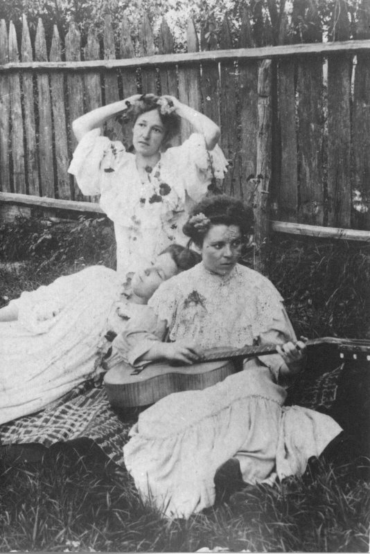 Image:BabaVera+dachaSaksagonskogo.jpg