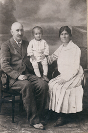 Зимина Прасковья Алексеевна с семьёй. Фото из архива Ашевской Ирины Алексеевны