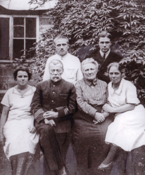 Изображение:Лето 1926 в Петергофе, Пётр Воинович Римский-Корсаков с семьей..jpg