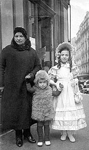 Bernadette et Gilbert Camier avec leur gouvernante "Nini" devant la boulangerie de leurs parents, rue Myrha, à Paris 18e.