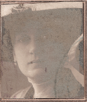 Photo d'identité d'Élisabeth Marie Gyhra du 16 octobre 1916 figurant sur sa carte d'identité.