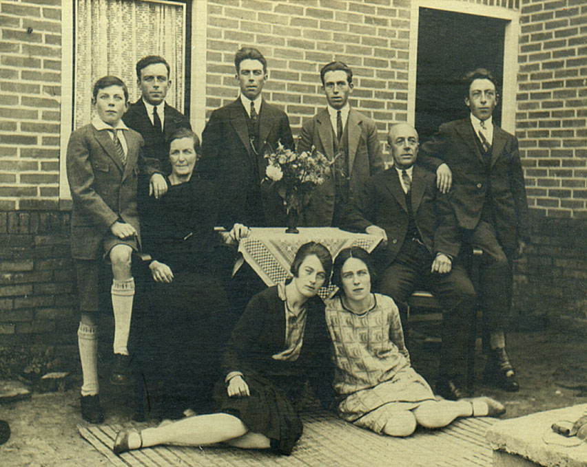 Fam-Weggemans-Roswinkel-Ong 1930.jpg