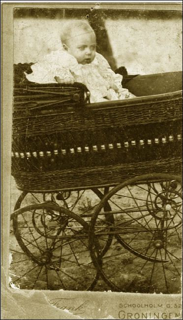 Image:Roelof Weggemans in kinderwagen ong 1898..JPG