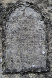 Éxterieur de l'Église, mur est de la chapelle Saint-Jacques. Épitaphe d'un d'Anneville indéterminé.