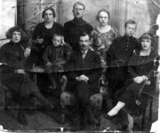 Семейная фотография 1917 года. Тимофей сидит в центре