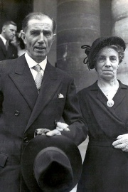 Auguste Vergne et son épouse Jeanne Grenier, au mariage de son neveu Alain Grenier avec Odette Hautemule, le 1er juillet 1950, à Paris 7e.