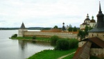 Vue sur le monastère Kirillo-Belozersky et le lac depuis l'une des tours.