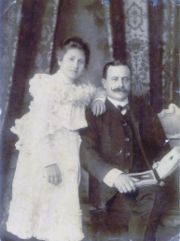 Joaquín Tritschler y Córdova posando con su hija Carolina en 1905.