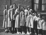 La famille Grimonpont au grand complet devant le '76' à Ste Marguerite (59)&nbsp;: Les dix enfants Grimonpont: Marguerite-Marie, Bernadette, Étienne, Madeleine, Geneviève, Marie-Claire, Agnès, Pierre, Monique et Chantal.
