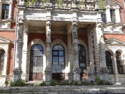 Entrée de la maison principale vue depuis la rivière Bykovka.