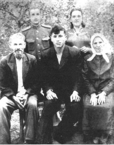 Skeudenn:Сім'я-Деревця-Степана-Васильовича-1946.jpg