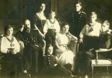 Assisse au centre de la photo Irina Alexandrovna Romanov.