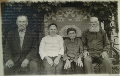 З ліва на право: Василь Омелянович Клепач (брат пра-пра діда), Олена (Тарапата) Клепач дружина Петра Клепача, Параска Федорівна Тарапата, Андрій Федорович Тарапата (брат Параски та Олени), с. Харківці Лохвицького р-ну близ. 1930 р