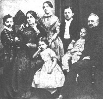 1848, de gauche à droite, son fils Piotr Illitch, futur compositeur, sa femme Alexandra Andreïevna, née Acier, ses filles, en haut Zinaïa Illinitchna et en bas, Alexandra Illinitchna, ses fils Nikolaï Illitch et sur ses genoux, Ippolite Illitch et lui-même Ilia Petrovitch Tchaïkovsky.