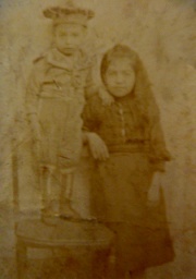 Aurelio Molina Uriarte junto a su hermana mayor, Carmela (3 años aprox).
