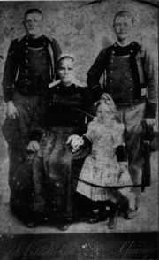 Photo de famille gardée par la famille Le Coeur - Date approximative 1906. Au centre, Jeanne-Marie Hascoet. Les jeunes hommes sont Yves et Jean-Marie Paterour, ses deux fils. La petite fille est Jeanne Le Menn, sa fille.