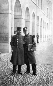 (Henri) Francis Grenier (à droite) à la caserne Bernadotte, à Pau, en 1907.