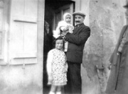 Robert Camier avec ses deux enfants, Bernadette et Gilbert dans les bras, à Dhuisy.