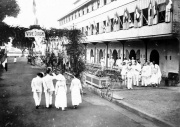 Hôtel Dubot à Conakri (Guinée française), le 9 avril 1918, à l'occasion de l'arrivée du député Blaise Diagne. cf. Wikipedia