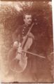 Avec son instrument.