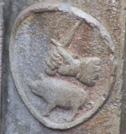 stemma di Verchiano sul fontanile "dei Trinci"
