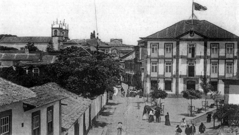 Oliveira de Azemeis Paços do Concelho e Igreja 1913.jpg