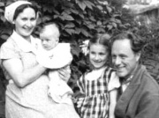 l'académicien Nikita Nikolaïevitch Moiseïev, son épouse Kira Nikolaïevna et sa fille Irina Nikititchna en 1958.