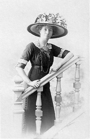 (Joséphine) Henriette Rousset, épouse Lanier, en 1911 (avril ?)