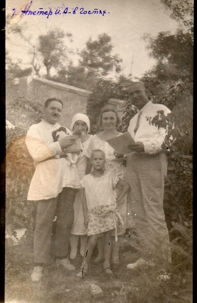 Изображение:Апетер-в-гостях-у-Болотова-Новороссийск-1927.jpg