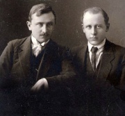 На этом фото Лев Александрович — справа