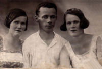 Анна Васильевна (с лева) с супругом Василием Домбровским (в центре), и сестрой Евдокией Васильевной (с права)