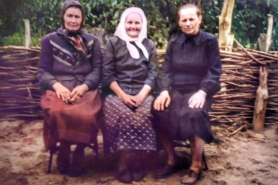 Зліва перша дружина Івана Юрковича Серюдка - Марія Серюдк, в центрі дружина Максима Юрковича Серюдка - Марфа Сердюк. Моя редакція (з ліва перша дружина Івана Сердюка Палашка Федотівна Тесленко, по центру сестра Івана та Максима Марія Сердюк а з права жінка Максима Сердюка Марфа) Харківці близько 1970-ті