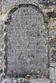 Épitaphe de Marie Simon, dame de Teurthéville, extérieur de l'Église, mur nord de la nef.