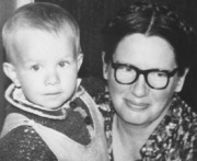 Denis avec sa grand-mère Tatiana Alexeïevna Kornoukhov (Sebentsov).