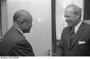 Harald von Posadowsky-Wehner (rechts) 1968 mit dem madagassischen Generalstabschef