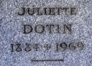 Inscription funéraire de Juliette Dotin, née Martin, sur la concession de la famille Dotin au cimetière du Montparnasse (Paris 14e).